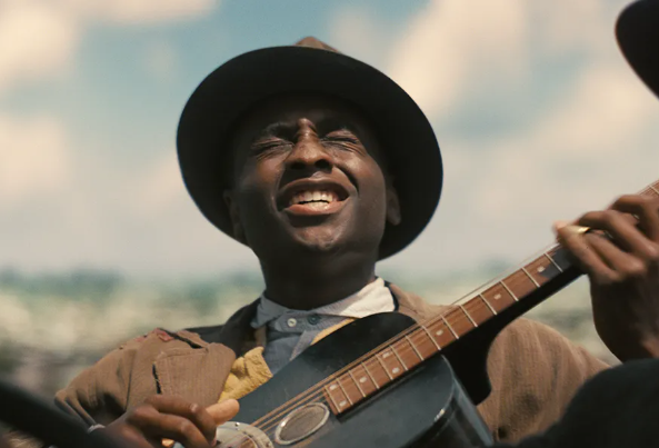 Rekviziti, kostimi i dijelovi scenografije iz filma „Sinners" dio su izložbe Warner Bros. studija