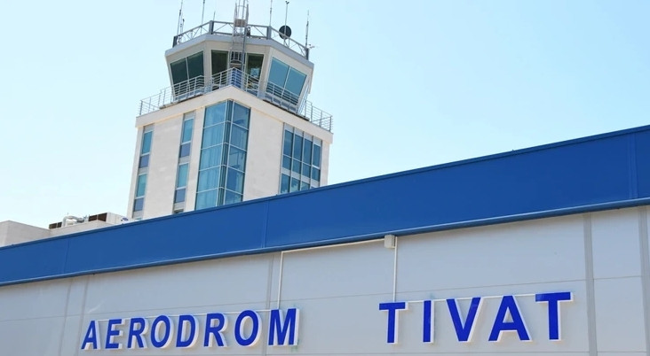 Čarter let iz Beograda zadržan na aerodromu u Tivtu, crnogorska policija kontroliše putnike