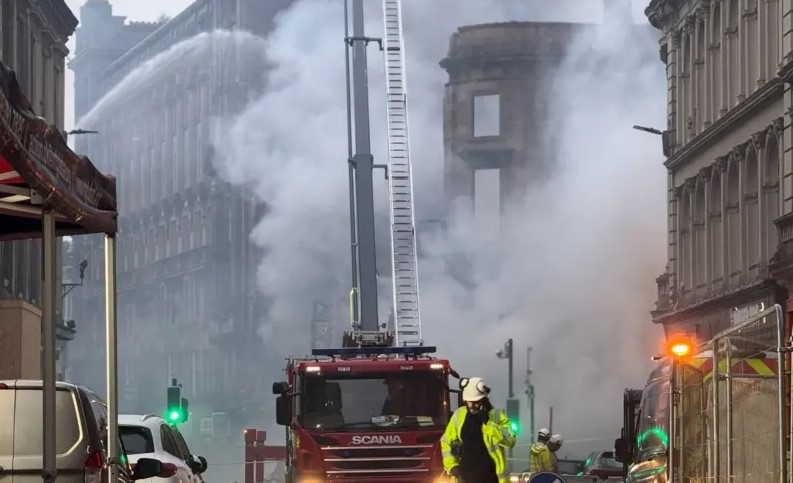 Veliki požar kod stanice u Glazgovu izazvao prekide u željezničkom saobraćaju