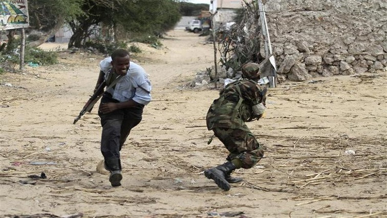 Borci Al Shabaaba napali vojnu bazu u Somaliji, 17 ubijenih u sukobima