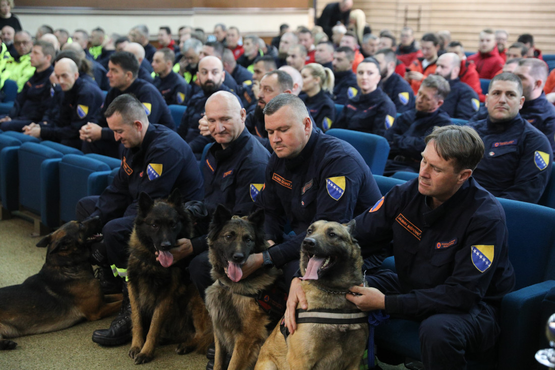 Prijem u Vladi FBiH: Spasioci i psi tragači dobili priznanja za misiju u Turskoj
