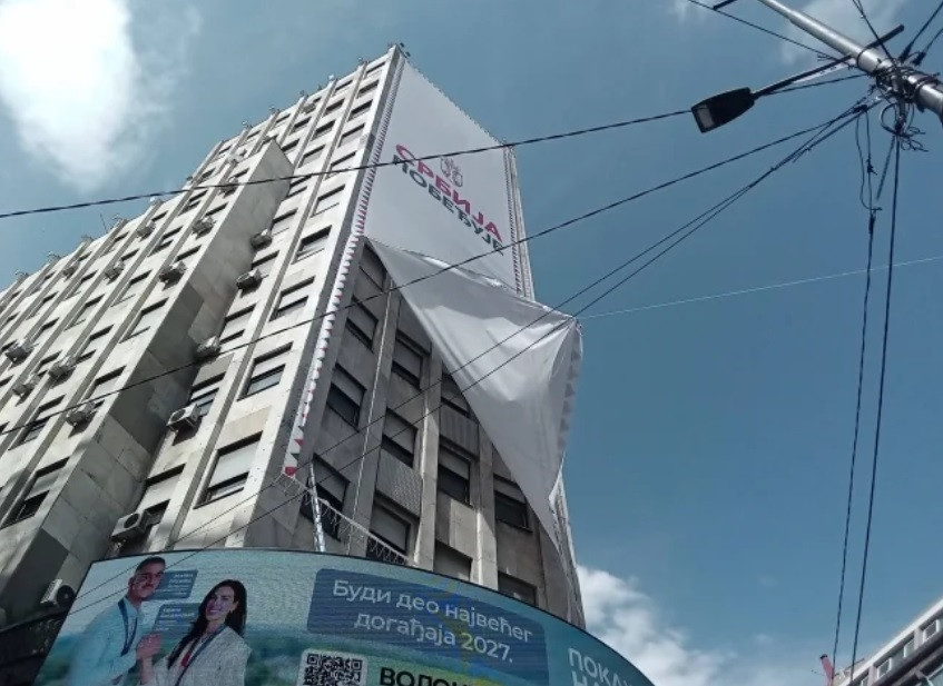 Skinut transparent Srbija pobjeđuje sa Palate Albanija u Beogradu
