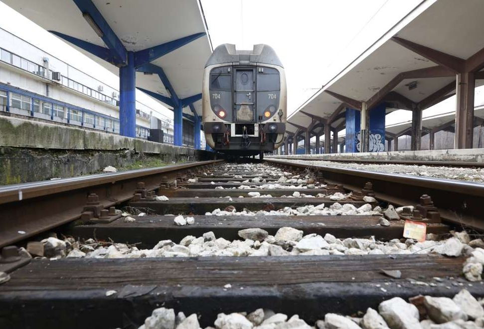 Srbija: Automobil podletio pod vlak, poginuli muškarac i dvoje djece