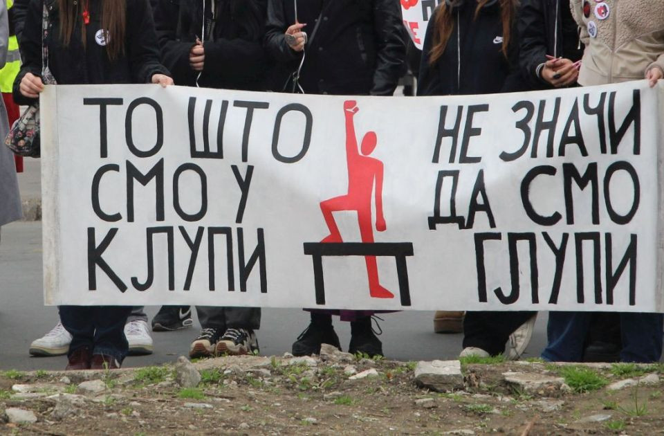 Jednodnevni bojkot nastave u Novom Sadu zbog štrajka glađu Dijane Hrke, Milomira Jaćimovića i njegovog sina