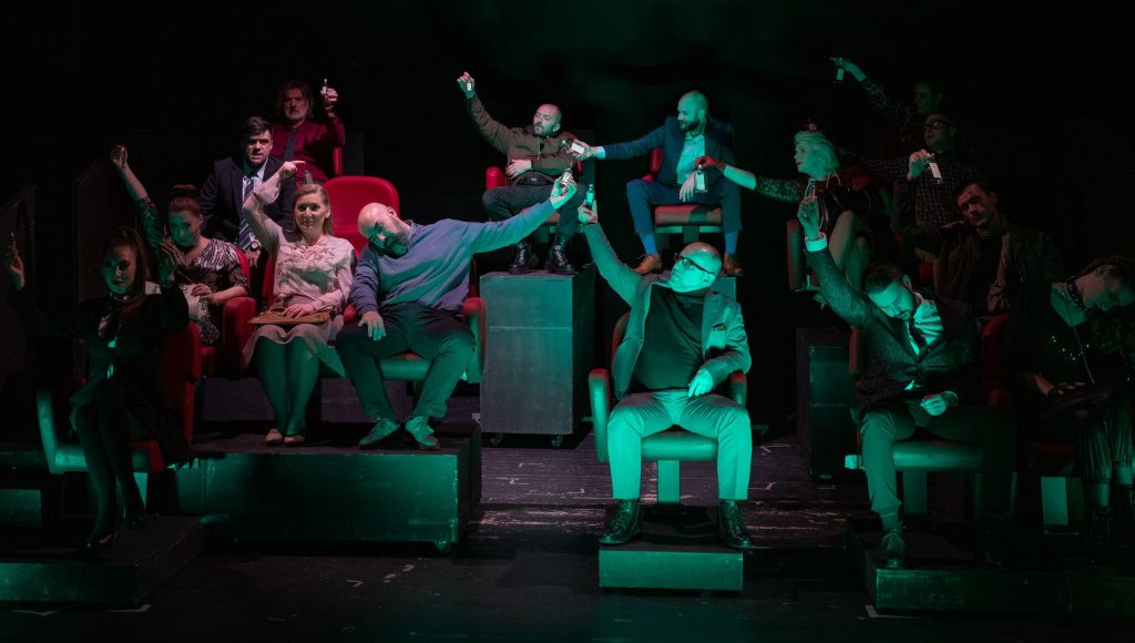 42. Pozorišne/Kazališne igre u Jajcu: Večeras predstava HNK Mostar "Sretni ljudi"