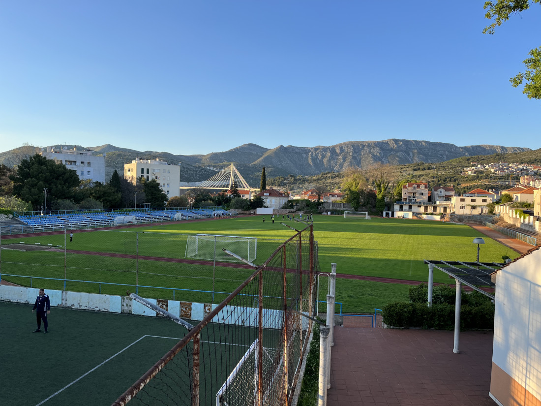 Urušio se dio tribine stadiona tokom utakmice u Hrvatskoj, jedna osoba povrijeđena