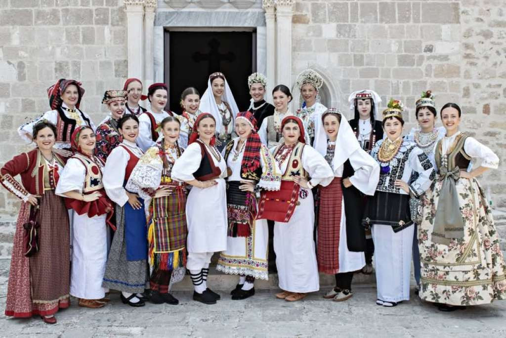 Revija tradicionalne odjeće i izbor najljepše Hrvatice u narodnoj nošnji izvan RH