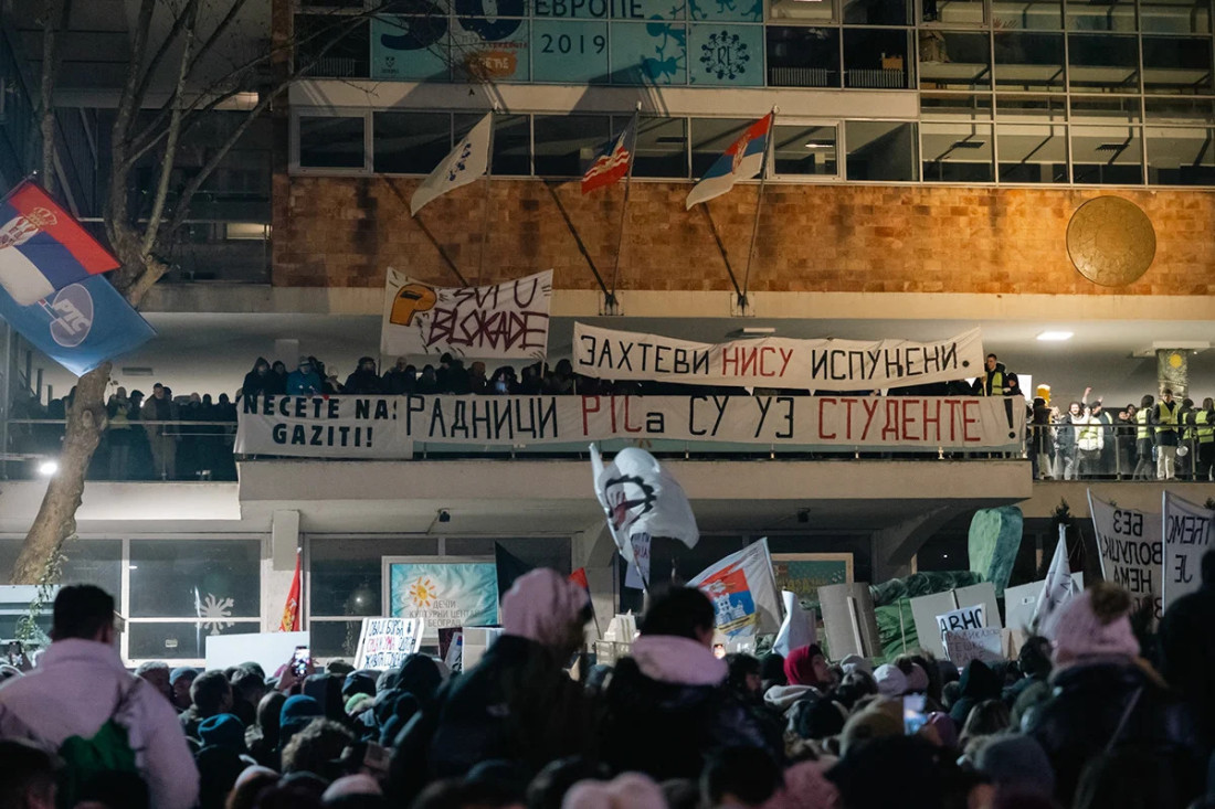 BIRN Srbija: Stotinama zaposlenih otkazi ili premještaj jer su odbili da idu na mitinge SNS-a