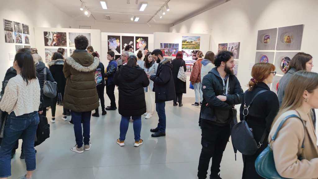 Studenti fotografijama pokazali svoj stav o stanju našega društva