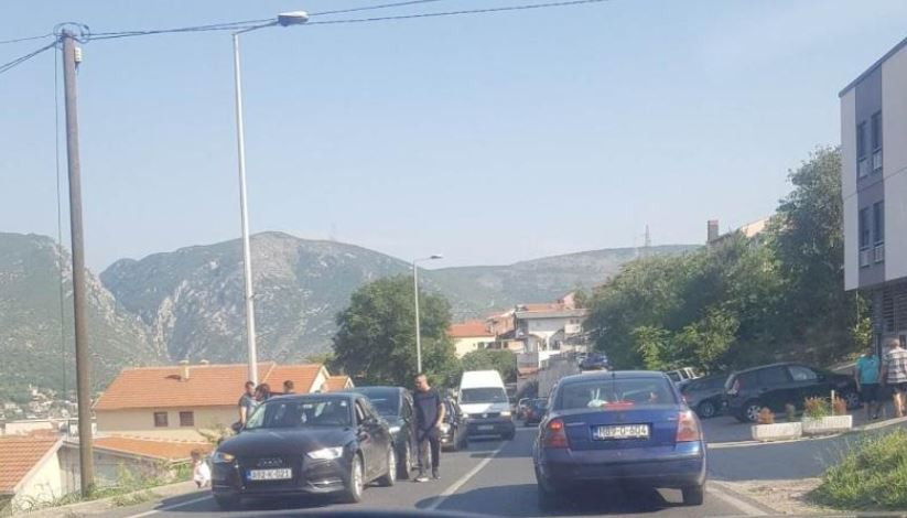 U dva lančana sudara učestvovalo devet vozila