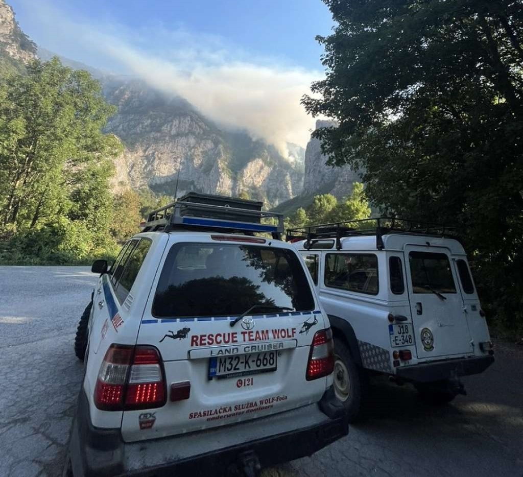 Četiri helikoptera gase vatrenu stihiju u NP "Sutjeska"