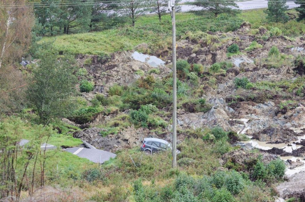 Rupa od pola kilometra progutala dio autoputa u Švedskoj, samo troje povrijeđeno