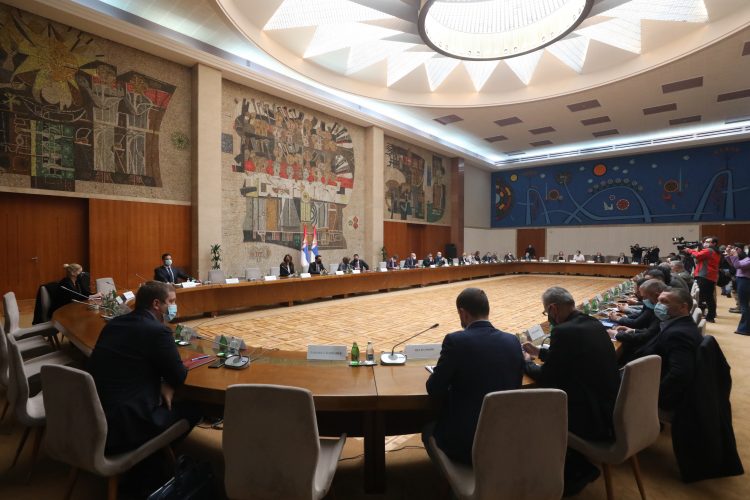 Krizni štab u Srbiji: Za vikend zatvoreno sve, osim prehrambenih prodavnica, apoteka i benzinskih pumpi