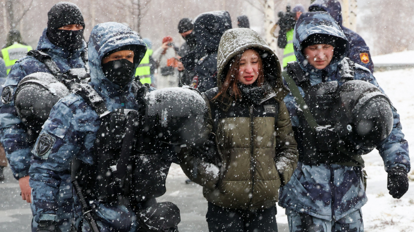 U Rusiji mirni protesti protiv rata, uhapšeno više od 170 demonstranata