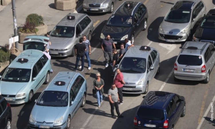 Ljubljanski taksisti prosvjedovali zbog obveznog testiranja