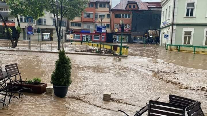 U Tešnju stanje prirodne nesreće: Voda ušla u oko 20 objekata