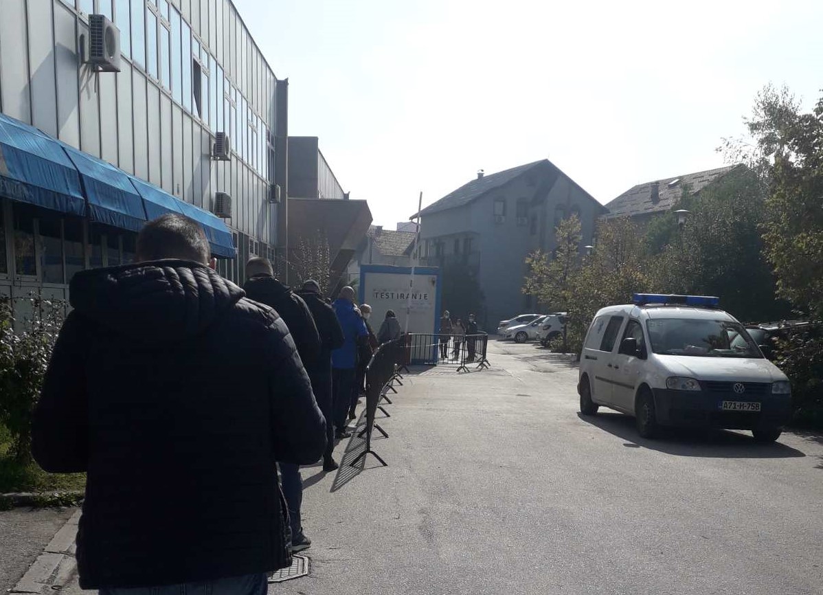 U KS 165 novozaraženih, dvije osobe preminule