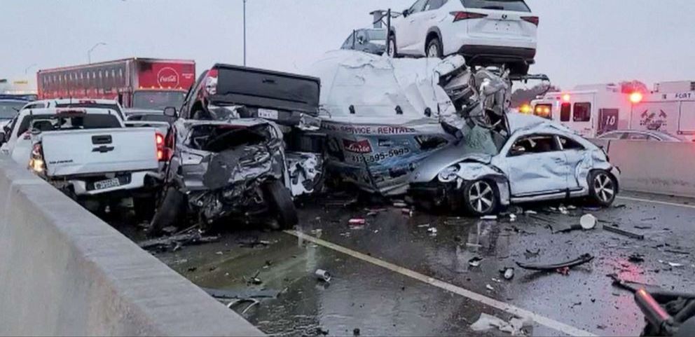 Pet poginulih u velikom sudaru na zaleđenom autoputu u Texasu