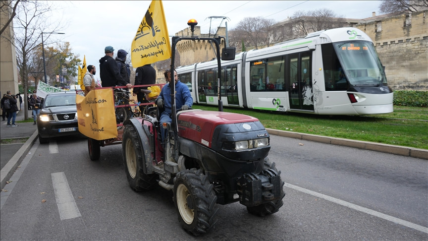 Francuski poljoprivrednici nastavljaju s blokadama cesta uprkos Božiću
