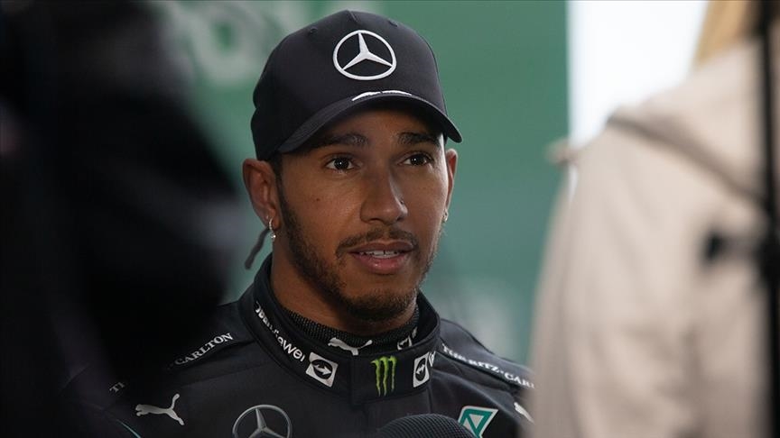 Vozač Formule 1 Lewis Hamilton koristit će i majičino prezime Larbalestier