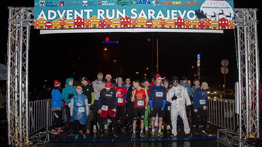 Održan "Advent Run": Kostimirani trkači na ulicama Sarajeva