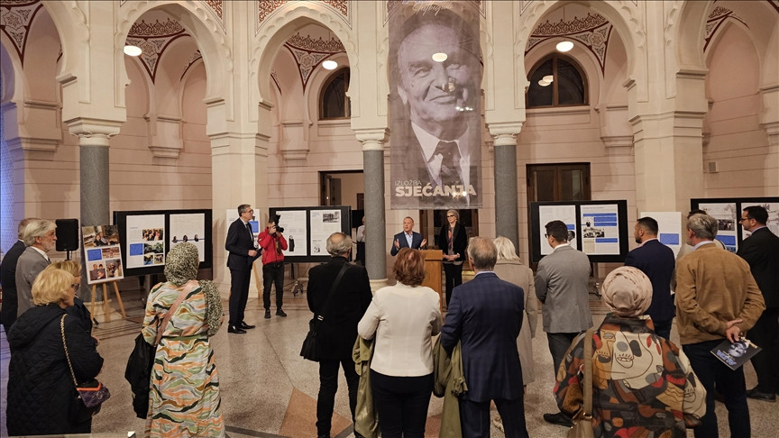 Sarajevo: U Vijećnici otvorena izložba povodom 20. godišnjice smrti Alije Izetbegovića
