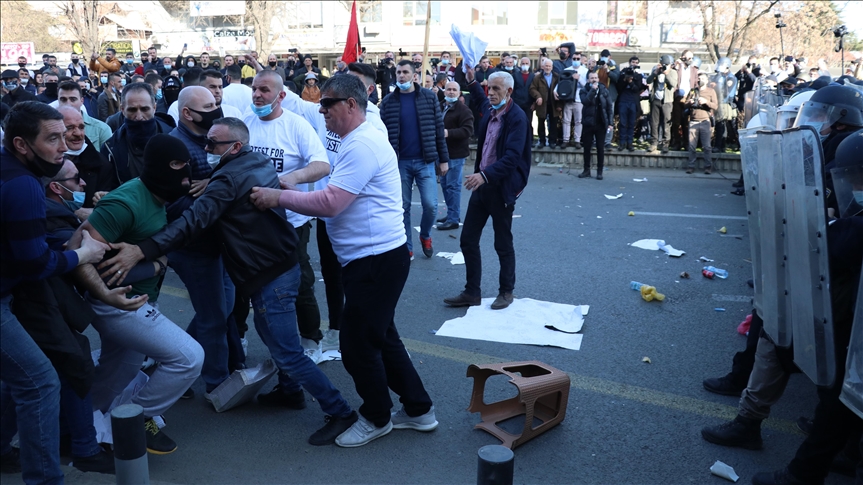 Sukob policije i demonstranata u Skoplju zbog 'Monstruma'