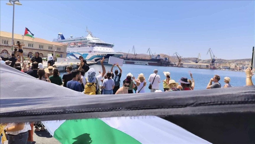 Grčki demonstranti blokirali izraelski kruzer na ostrvu Siros