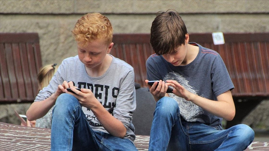 Poljska zabranjuje upotrebu mobilnih telefona za maloljetnike mlađe od 16 godina u školama