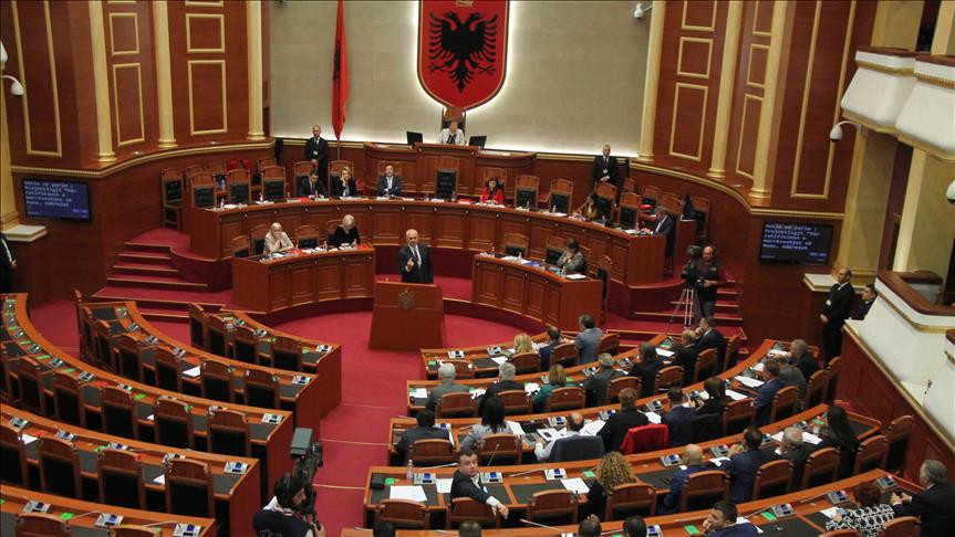Haos u albanskom parlamentu: Opozicija blokirala govornicu, sjednica više puta prekidana