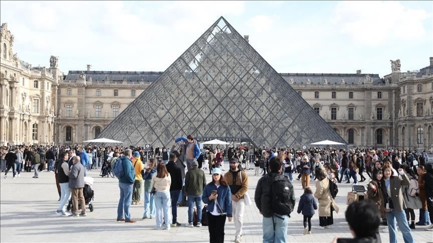 Aktivisti na Louvre objesili fotografiju bivšeg princa Andrewa kako izlazi iz policijskog pritvora