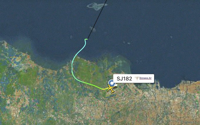 Izgubljen kontakt s putničkim avionom na letu iz Jakarte