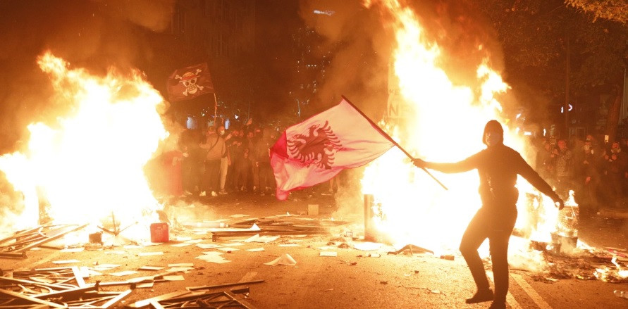 Sukobi policije i demonstranata u protestima u Tirani
