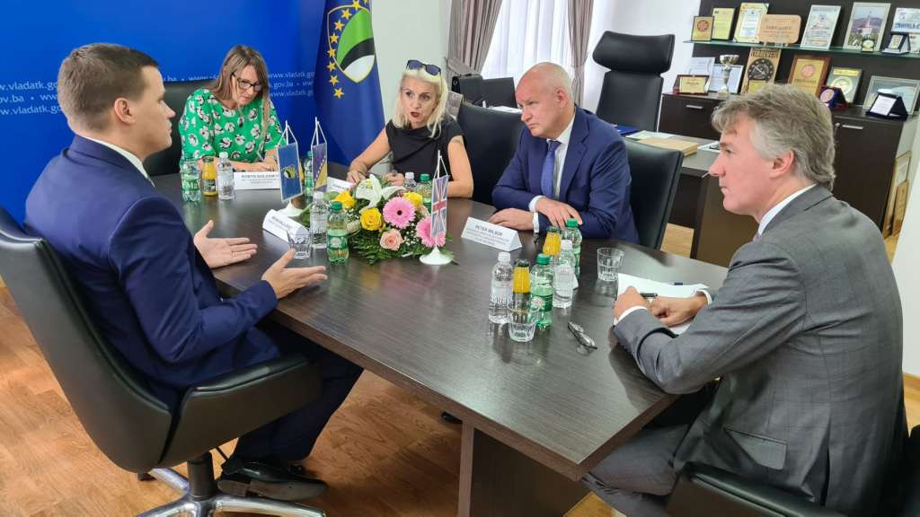 Ambasador Velike Britanije sa saradnicima posjetio premijera TK