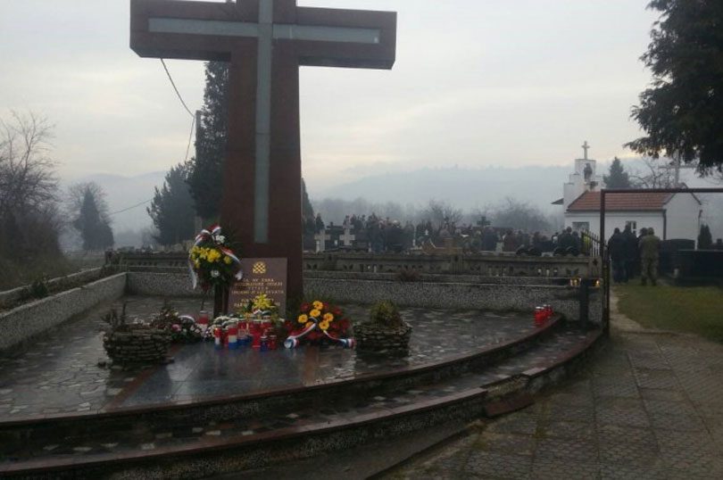 Skrnavljeno spomen-obilježje hrvatskim braniteljima i civilima uz groblje Topala