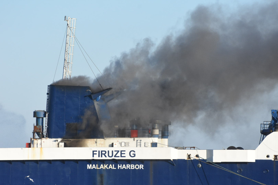 Vatrogasci gase požar na teretnom brodu u luci u Turskoj