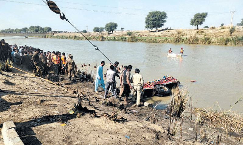 Pakistan: Traktor sa prikolicom upao u kanal, poginulo deset osoba