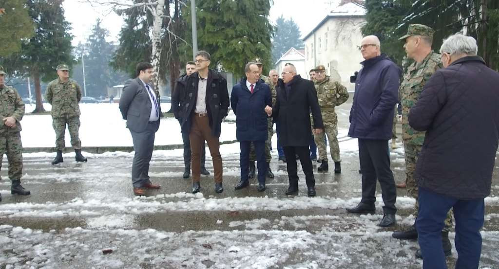 Travnik: Podžić općini na privremeno korištenje predao sportske terene u krugu vojarne