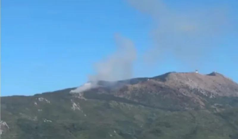 Buknuo požar na Trebeviću: Gori iza repetitora, vatrogasci na terenu
