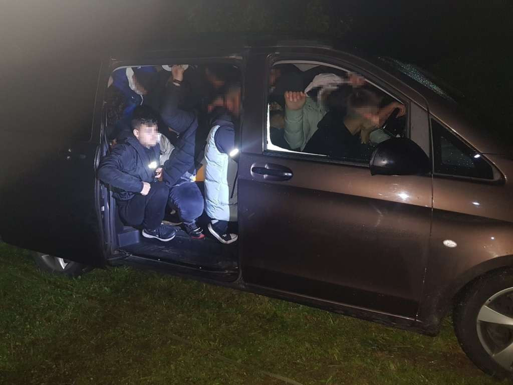 Državljanin BiH u Mercedesu krijumčario 22 stranih državljana