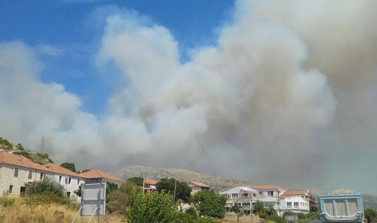 Više od 160 vatrogasaca i sedam aviona gasi požar kod Trogira