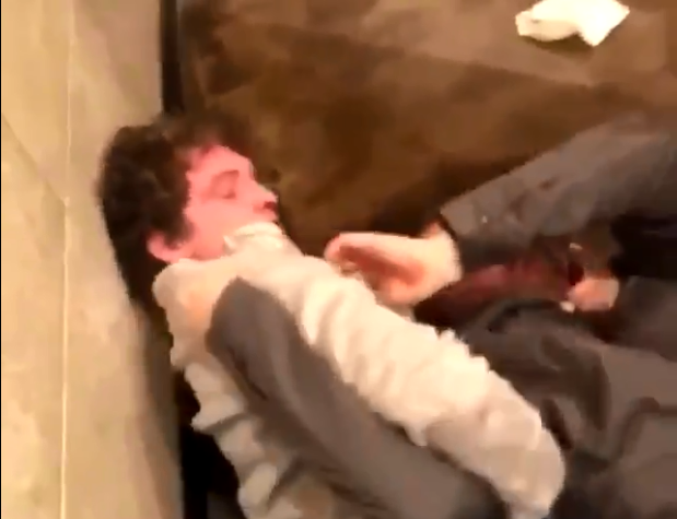 VIDEO / Igrač američkog fudbala pretučen u baru nakon rasprave