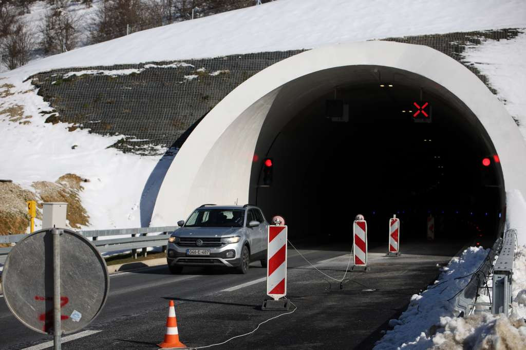 Jedna osoba zadobila povrede u saobraćajnoj nesreći u tunelu 1. mart kod Zenice