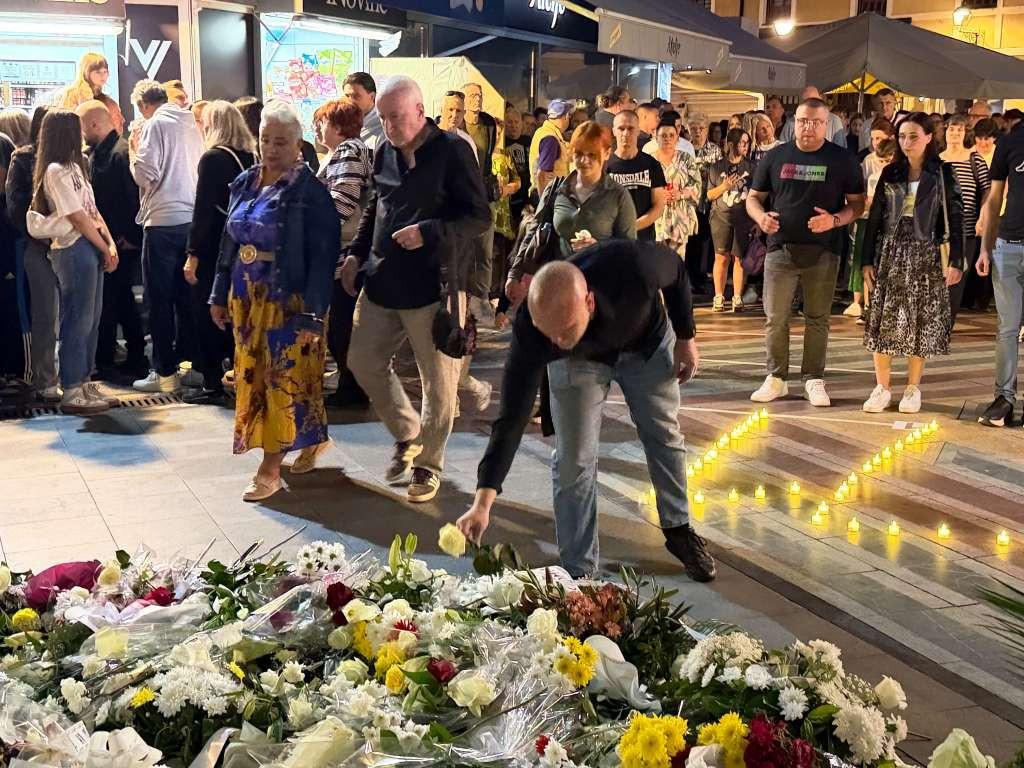 Tuzla u suzama: Sirenom okončano komemorativno obilježavanje godišnjice zločina na Kapiji