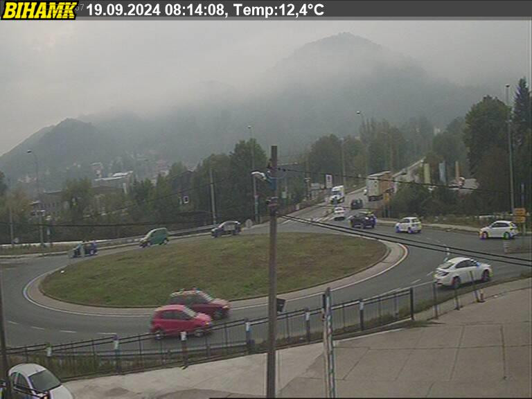 U gradskim centrima pojačan promet vozila, magla smanjuje vidljivost