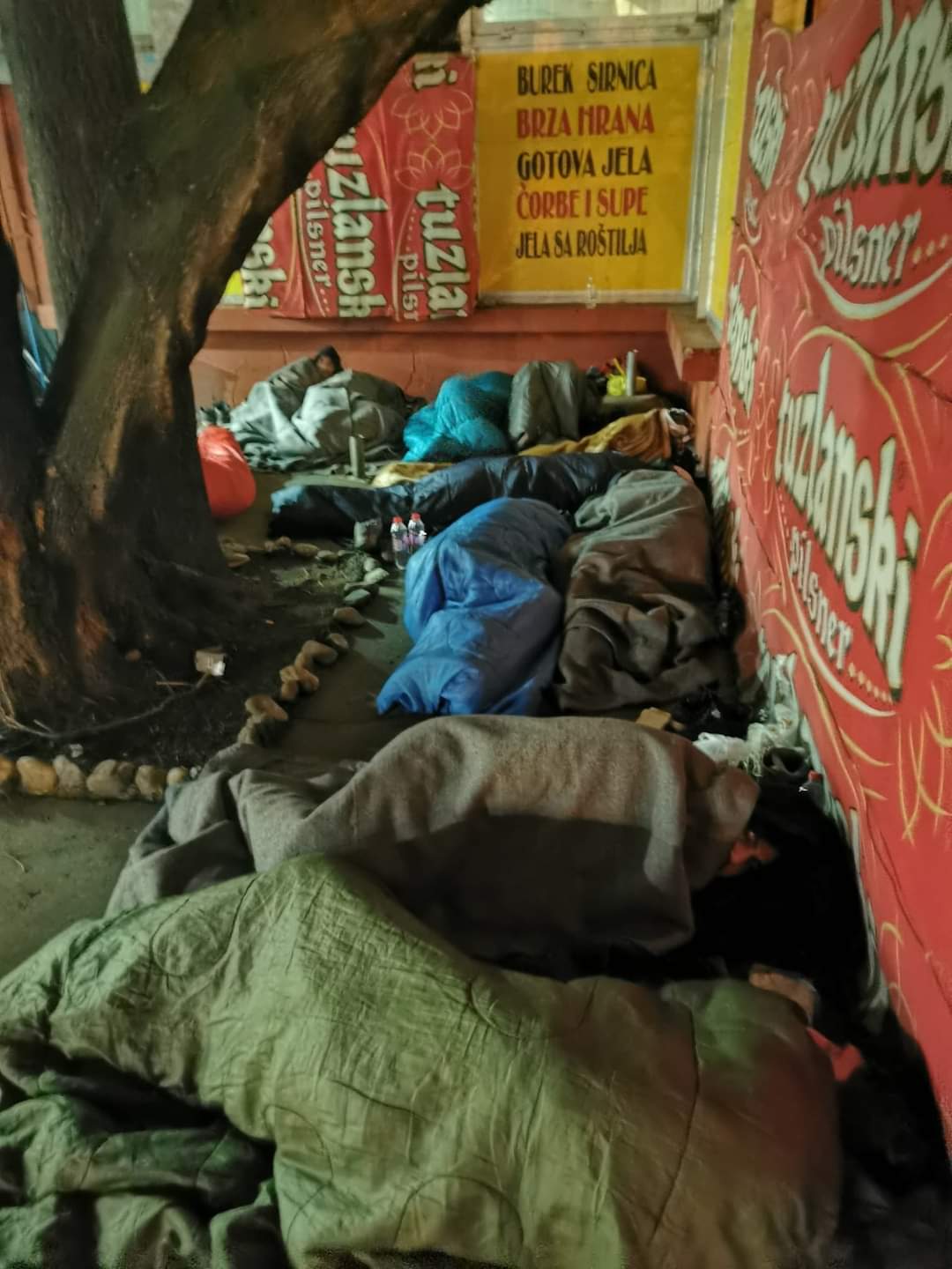 Nekolicina migranata noć će provesti na pločniku ispred Autobuske stanice u Tuzli