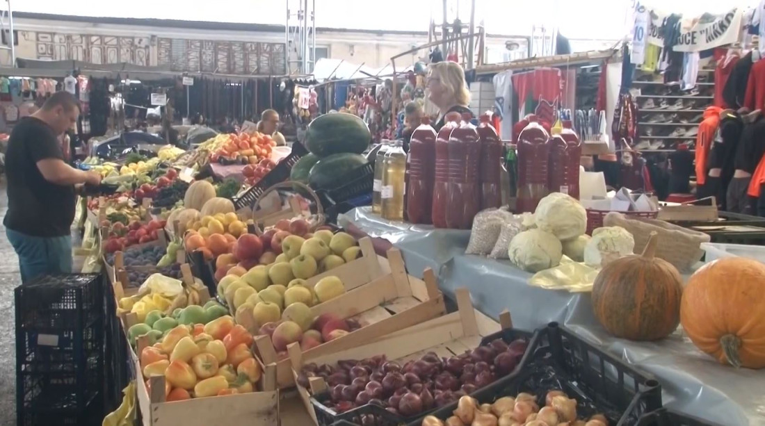 Prazni štandovi - slika je najveće tuzlanske pijace
