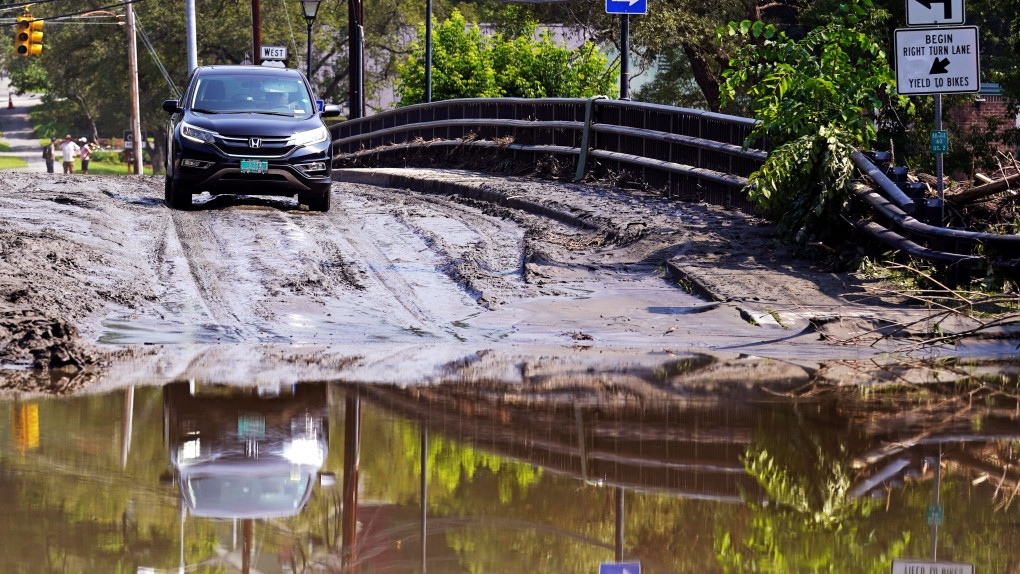SAD: Bujica odnijela automobile, poginule tri osobe