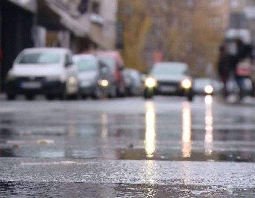U većem dijelu BiH saobraća se po mokrom i mjestimično klizavom kolovozu