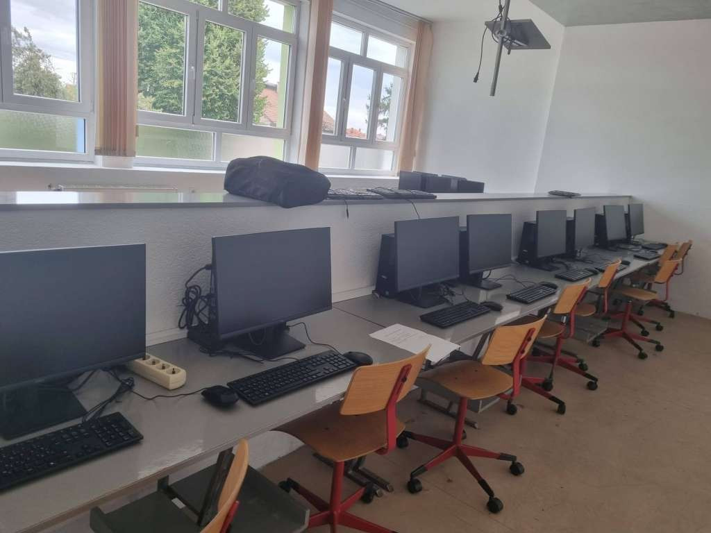 Više od 70 povratničkih škola dobilo 'pametne učionice'